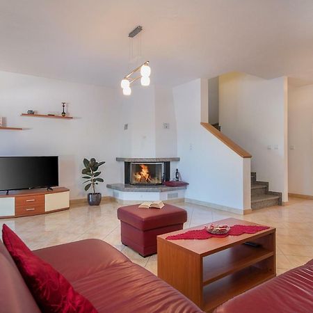 Ferienhaus Mary Ližnjan Exteriör bild
