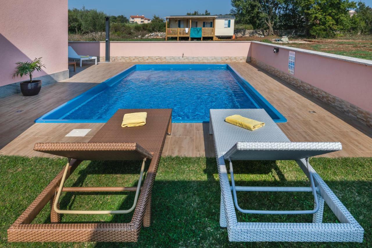 Ferienhaus Mary Ližnjan Exteriör bild