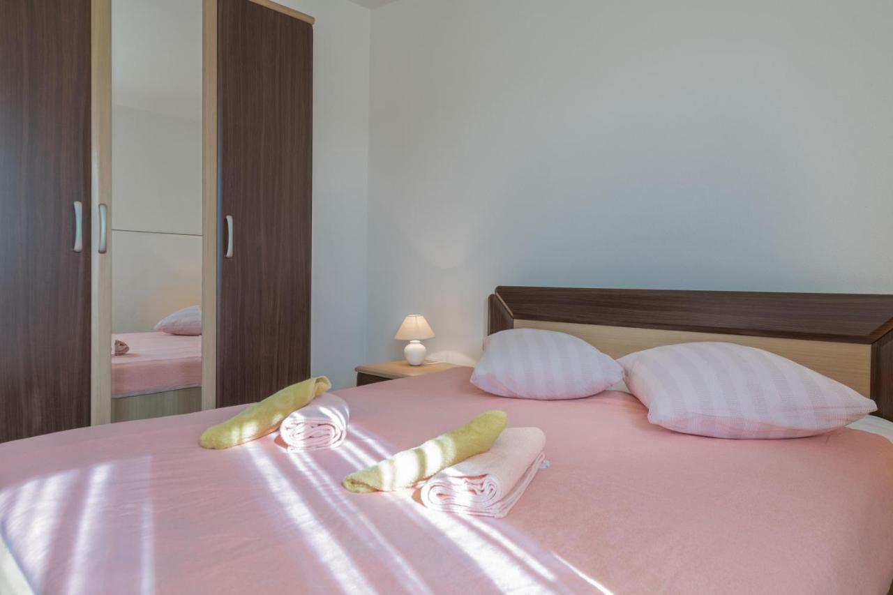Ferienhaus Mary Ližnjan Exteriör bild